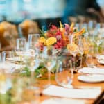 Recepção de casamento lindamente decorada